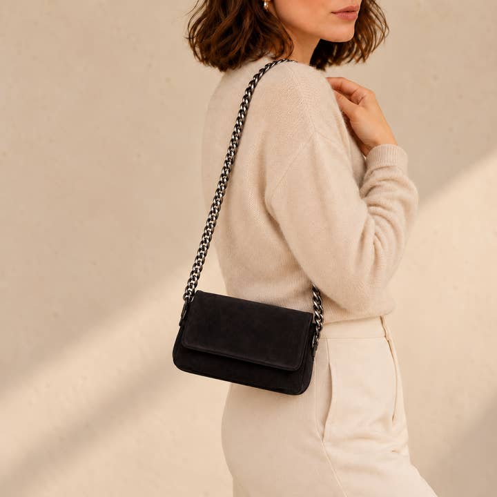 Elegant Black Chain Crossbody Bag - PRIVA Fashion model photo